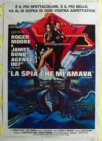 k484 SPY WHO LOVED ME Italian 1p '77 Roger Moore as James Bond & Barbara Bach, altered Bob Peak art