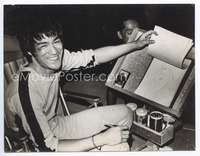 a015 BRUCE LEE candid 7.5x10 movie still '70s drawing for relaxation!