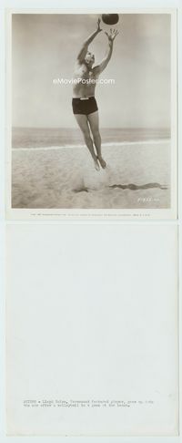 1b174 LLOYD NOLAN candid 8x10 movie still '40s great image playing beach volleyball in bathing suit!