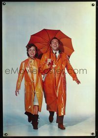 1f071 SINGIN' IN THE RAIN commercial poster '80spublicity shot of Gene Kelly & Reynolds w/umbrella!