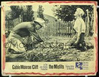 1r056 MISFITS movie lobby card #3 '61 sexy Marilyn Monroe kneeling with Clark Gable in the yard!