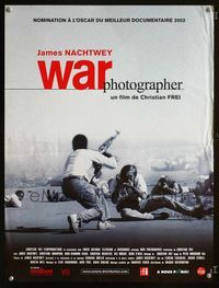 2j596 WAR PHOTOGRAPHER French 15x21 '01 wild image of crazy James Nachtwey filming under fire!