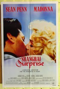 3g743 SHANGHAI SURPRISE one-sheet movie poster '86 great close-up of Madonna kissing Sean Penn!