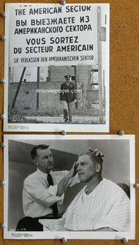 3y518 JUDGMENT AT NUREMBERG 2 8x10 stills '61 candid of Burt Lancaster in make-up & Richard Widmark!