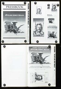 4t697 OUTLAW JOSEY WALES pressbook '76 Clint Eastwood is an army of one, cool double-fisted artwork