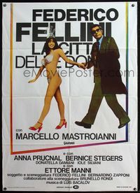 5c367 CITY OF WOMEN Italian 1p '80 Federico Fellini, Mastroianni walks with sexy near-naked girl!