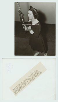 5j318 JUDY GARLAND candid 7x9.25 still '37 14 years old & singing into microphone w/all her heart!