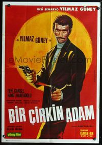 5k103 BIR CIRKIN ADAM Turkish '69 cool artwork of star/director Yilmaz Guney w/two six-shooters!