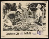 6f569 MISFITS LC #3 '61 Clark Gable digging in ground with sexy Marilyn Monroe, John Huston