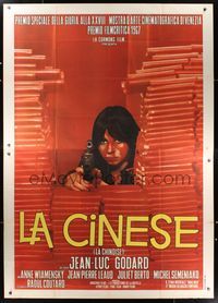 6p050 LA CHINOISE Italian 2p '67 Jean-Luc Godard, close up of Juliet Berto pointing gun!