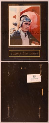 6r051 TOMMY LEE JONES signed color 8x10 repro still mounted on plaque '00s portrait by airplane!
