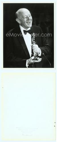7b129 ALEC GUINNESS 8x10 still '76 on stage in tuxedo accepting his Honorary Academy Award!