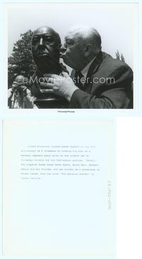 7b130 ALFRED HITCHCOCK candid 8x10 still '76 c/u of the director kissing his own bronze bust!