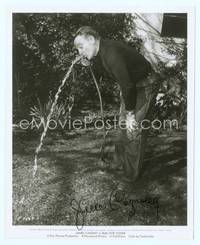 7f052 JAMES CAGNEY signed 8x10 still '54 drinking water from a hose from Run For Cover!