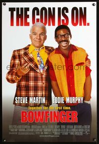 8r088 BOWFINGER 1sh '99 wacky image of Steve Martin & Eddie Murphy in dorky outfits!