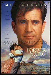 8r176 FOREVER YOUNG DS 1sh '92 romantic image of Mel Gibson & Jamie Lee Curtis!