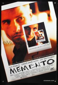 8r310 MEMENTO 1sh '01 Christopher Nolan, great Polaroid images of Guy Pearce & Carrie-Anne Moss!