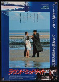 9a173 ROUND MIDNIGHT Japanese '86 completely different image of top stars standing on beach!