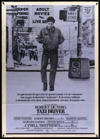 9e578 TAXI DRIVER Italian 1p '76 Martin Scorsese, classic image of Robert De Niro walking!