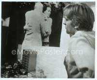 9g048 BLOW-UP 8x10 still '67 best image of David Hemmings studying enlarged film frame for murder!