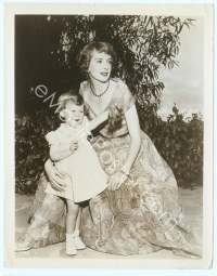 9g361 QUO VADIS candid 8x10 still '51 Deborah Kerr in street clothes with her daughter on the set!