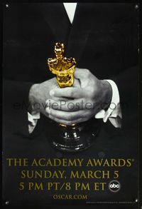 1w024 78th ANNUAL ACADEMY AWARDS 1sh '06 super close up of hands holding Oscar statuette!