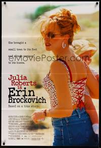 2h258 ERIN BROCKOVICH DS 1sh '00 full-length image of Julia Roberts holding baby, Steven Soderbergh