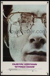 3c834 STRAW DOGS 1sh '72 directed by Sam Peckinpah, c/u of Dustin Hoffman with broken glasses!