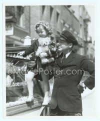 6k152 BABY TAKE A BOW candid 8x10 still '34 Shirley Temple w/ James Dunn getting candy on the set!