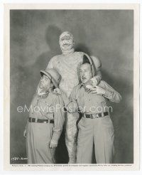 7b090 ABBOTT & COSTELLO MEET THE MUMMY 8x10 still R57 Bud & Lou are back in their mummy's arms!