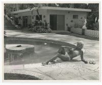 7b326 JAYNE MANSFIELD 8x10 still '61 sexy full-length portrait in bikini by her pool by L.A. Todd!