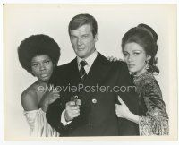 7b361 LIVE & LET DIE 8x10 still '73 Roger Moore as James Bond between Rosie Carver & Jane Seymour!