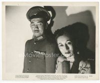 7b526 TOKYO ROSE 8x10 still '46 Japanese soldier Richard Loo looks at Lotus Long by microphone!