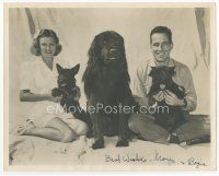 7c066 HUMPHREY BOGART/MAYO METHOT signed deluxe 8x10 still '30s smiling & sitting with their dogs!