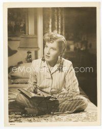 7c078 JEAN ARTHUR signed 8x10 still '43 looking bewildered in bed from The More the Merrier!
