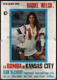 7h038 KANSAS CITY BOMBER Italian 2p '73 different image of sexy roller derby girl Raquel Welch!