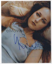 7y069 LEELEE SOBIESKI signed color 8x10 REPRO still '10 sexy super close portrait laying in bed!