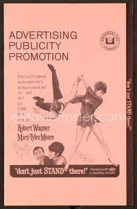 7y269 DON'T JUST STAND THERE pressbook '68 art of sexiest Barbara Rhoades throwing Robert Wagner!
