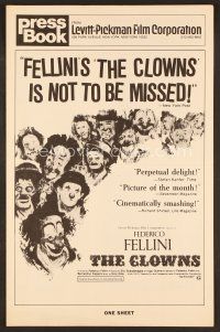 8b220 CLOWNS pressbook '71 Federico Fellini, wonderful artwork of many circus clowns!
