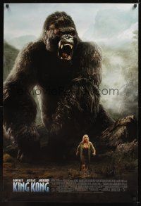 8m377 KING KONG DS 1sh '05 Naomi Watts with huge angry ape!