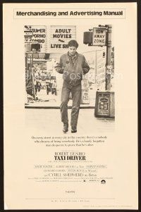 8r571 TAXI DRIVER pressbook '76 classic image of Robert De Niro on the street, Martin Scorsese!