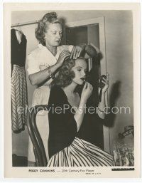 8w541 PEGGY CUMMINS candid 8x10 still '40s having her hair done & putting on her lipstick!