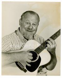 8x043 BURL IVES 7.5x9.5 still '50s great close up of the actor smiling & playing guitar!