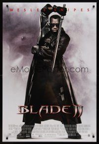 8z122 BLADE II DS 1sh '02 great image of Wesley Snipes in leather coat w/sword!
