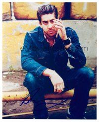 9d067 ADAM GOLDBERG signed color 8x10 REPRO still '02 seated portrait of the actor smoking!