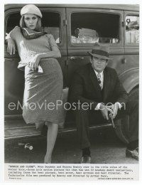 9j081 BONNIE & CLYDE 7.5x10 still '67 Warren Beatty & Faye Dunaway relaxing by car!