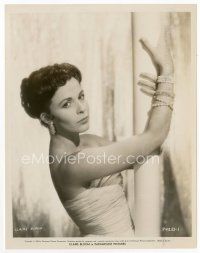 9j128 CLAIRE BLOOM 8x10.25 still '58 young & sexy holding onto a pole!