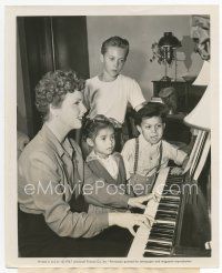 9j166 DEANNA DURBIN candid 8x10 still '47 coaching three lucky young 'uns in singing at piano!