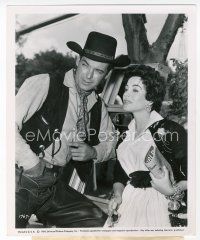 9j251 FOUR GUNS TO THE BORDER candid 8x10 still '54 Rory Calhoun on the set with real life wife!