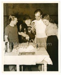 9j379 JUDY GARLAND/MICKEY ROONEY/BUSBY BERKELEY deluxe candid 8x10 still '40s at Busby's birthday!